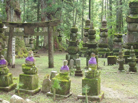 Okunoin_Cemetery,_Koyasan,_Japana